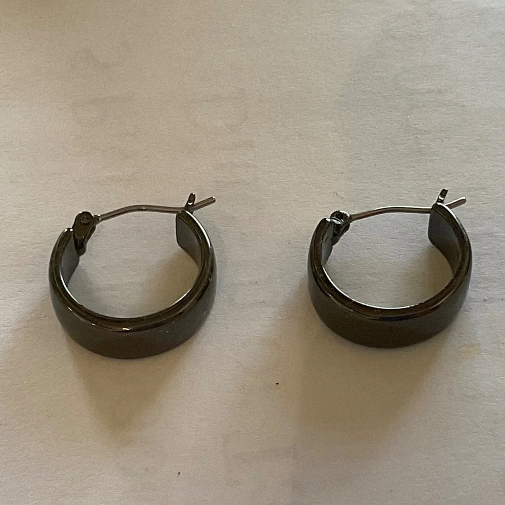 Kenneth Cole Black hoop metal pierced 0.5” diameter